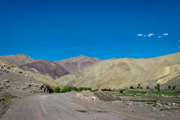 하늘을 산들을 통과하는 인도의 간선도로 — 스톡 사진
