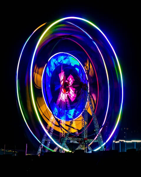 Imagem Lenta Obturador Uma Roda Gigante Gigante Rotativa Colorida Girando — Fotografia de Stock