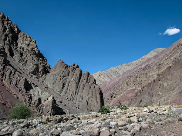 Natürlich Geformte Felsformen Und Berge Mit Wunderschönem Blauen Himmel Fluss — Stockfoto