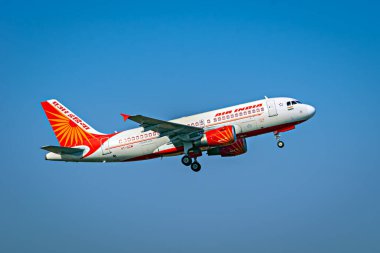 Nagpur, Maharashtra, Hindistan-12 Haziran 2023: Air India uçağı açık mavi gökyüzü arka planıyla havalanır.