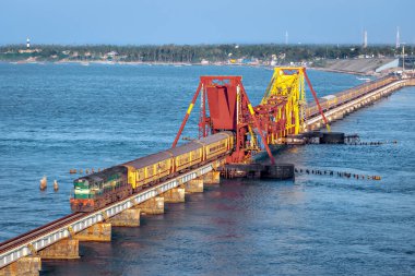 Rameshwaram 'dan Chennai Boat Mail' e ekspres tren 2 kilometre uzunluğunda Pamban deniz demiryolu köprüsünü geçer..