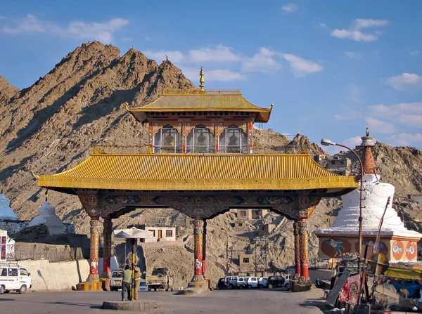 Belamente Esculpido Portão Entrada Colorido Cidade Leh Ladakh Índia — Fotografia de Stock