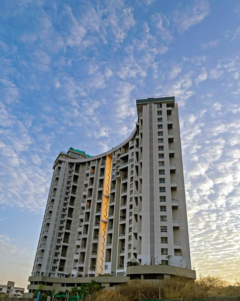 背景に美しいふわふわの青い雲の空を背景にした高層都市の建物 — ストック写真