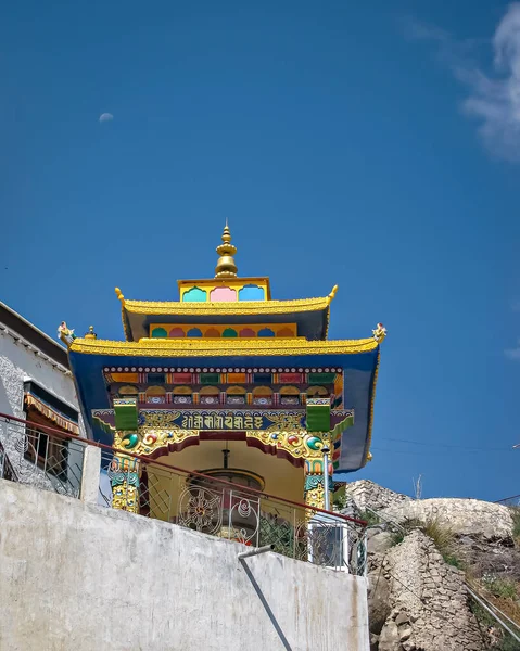 Templo Rodas Oração Colorido Mosteiro Spituk Com Fundo Azul Céu — Fotografia de Stock