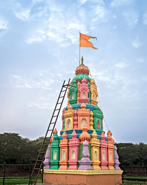 Πορτοκαλί Σημαία Πολύχρωμο Τρούλο Του Χωριού Πλευρά Ινδικό Ναό Κοντά — Φωτογραφία Αρχείου