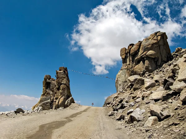Περιπετειώδης Δρόμος Κοντά Στην Κορυφή Στο Khardung Πέρασμα Καθαρό Γαλάζιο — Φωτογραφία Αρχείου