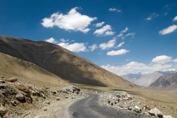 Περιπετειώδης Δρόμος Μέσα Από Βουνά Καθαρό Γαλάζιο Ουρανό Για Manali — Φωτογραφία Αρχείου
