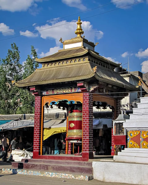 乐市蓝天背景的多彩的祷告轮寺庙 — 图库照片