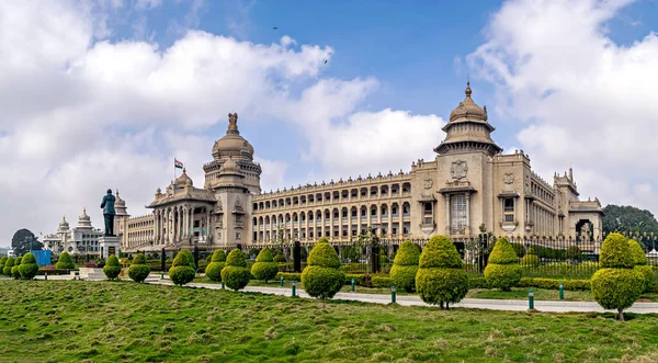 印度最大的立法大楼 班加罗尔Vidhan Soudha 蓝天背景很好 — 图库照片