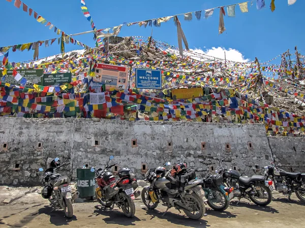 Khardung Pass Ladakh Índia Junho 2011 Motocicletas Estacionadas Ponto Estrada — Fotografia de Stock