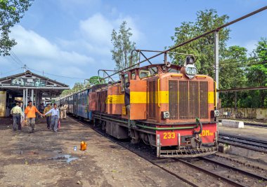Nainpur, Madhya Pradesh, Hindistan-14 Eylül 2014: Dar ölçü yolcu treni petrol ve su dolumu durdu .