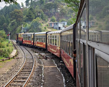 Shoghi, Himachal Pradesh, Hindistan-14 Nisan 2015: Dar ölçü, ShivaliK Deluxe ekspresi Shoghi 'den ana hatta geçti.