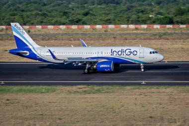 Nagpur, Maharashtra, Hindistan-12 Haziran 2023: Arka plan bulanıklığı, Indigo uçuşunun ters itme kuvvetiyle iniş yaptıktan sonraki görüntüsü.