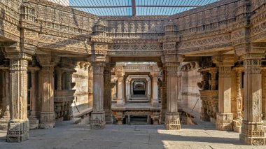 Adalaj 'ın miras yapısındaki karmaşık oymalar ve mavi gökyüzü Rudabai step-well ve Rani ki vav olarak da bilinir. .