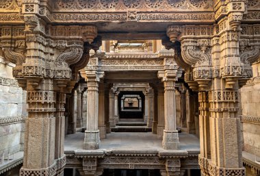 Adlaj 'ın miras yapısındaki karmaşık oymalar Rudabai step-well ve Rani ki vav olarak da bilinir. .