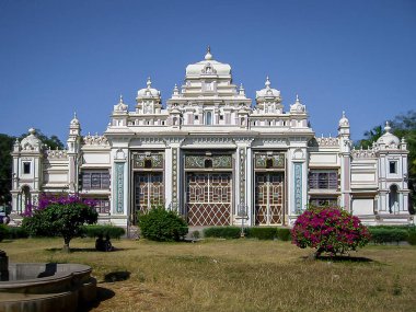 1861 'de inşa edilen Jaganmohan Sarayı' nın dışı, şimdi Mysore, Mysuru, Karnataka, Hindistan 'da bir sanat galerisi..