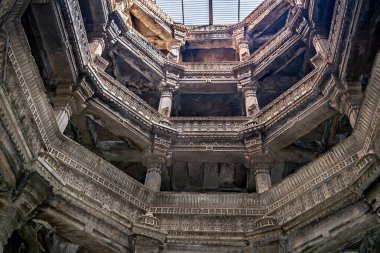 Rudabai step-well ve Rani ki vav olarak da bilinen Adlaj 'ın miras yapısındaki karmaşık oymalar ve mavi gökyüzü. .