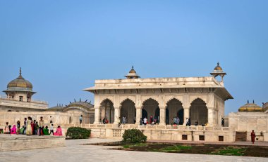 Agra, Uttar Pradesh, Hindistan-5 Kasım 2016: Agra Kalesi 'ndeki' Khas Mahal 'anıtının önünde kalabalık.