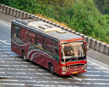 Lonavala, Maharashtra, Hindistan-22 Aralık 2022: Mumbai ekspres otobanından geçen özel lüks otobüs.