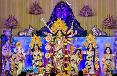 Pune, Maharashtra, Hindistan-22 Ekim 2023: Durga pooja idolleri Pune 'de Dussehra festivali sırasında bir pendalda dikildi