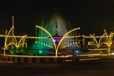 Hindistan 'ın Mysore kentinde düzenlenen Dussehra festivali sırasında Z işaret noktasındaki trafik adası renkli LED ışıklarıyla süslenmiş..