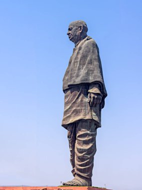 Sardar Vallabhbhai Patel heykelinin tam boy fotoğrafı. Berrak mavi arkaplanlı, dünyanın en uzun heykeli..