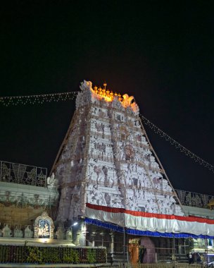 Andra Pradesh, Hindistan 'da salgın nedeniyle boş Tirupati tapınağının gece görüntüsü.