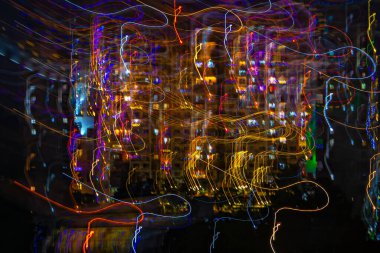 Kasıtlı kamera hareketi gece ışık saçan renkli festival ışıklarının çekim hızını yavaşlatır..