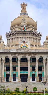 Portre, Hindistan 'ın en büyük yasama binasının görüntüsü - Vidhan Soudha, Bangalore, güzel mavi gökyüzü arka planına sahip. Bahsedilen metnin çevirisi, hükümetin işi Tanrı 'nın işidir..