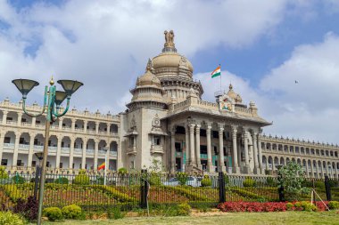 Hindistan 'ın en büyük yasal binası, Vidhan Soudha, Bangalore, güzel mavi gökyüzü arka planına sahip..