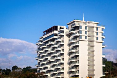 Pune, Maharashtra 'da mavi gökyüzü arka planına sahip yapım aşamasındaki yüksek binaların resmi.