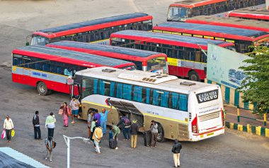 Bengaluru, Karnataka, Hindistan: - 23 Ocak 2023: Goa 'dan Bangaluru' ya yeni gelen büyük, lüks bir otobüsten yolcu indirme.