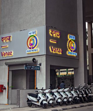 Pune, Maharashtra, Hindistan-6 Mart 2022: E-scooterlı Pune Metro 'nun yeni istasyonu girişi.