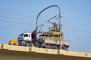 Pune, Maharashtra, Hindistan: - 2 Şubat 2023: Açılıştan önce metro hattındaki elektrik tesisatını tamamlamakla meşgul işçiler.