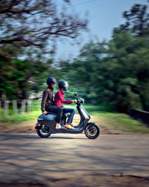 Pune, Maharashtra, Hindistan: - 7 Aralık 2021: Yavaş deklanşör, güvenlik için kask takan bir adamın hareket bulanık görüntüsü,.