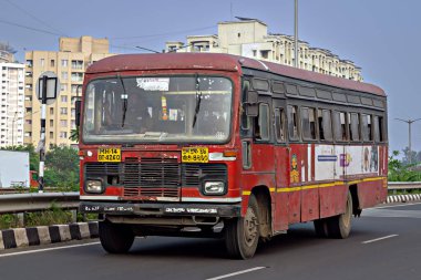 Pune, Maharashtra, Hindistan-14 Kasım 2023: Eski, Maharashtra Eyalet ulaşım otobüsü yerel dilde metinde plaka numarası MH14 BT 4260.