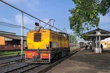 Nainpur, Madhya Pradesh, Hindistan - 14 Eylül 2014: Eski zamanların dar ölçü dizel lokomotif motoru güzel mavi gökyüzü arka planına sahip küçük bir tren istasyonunda dinleniyor.