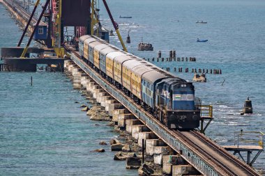 Hint Demiryolları yolcu treni tarihi geçişi, 2 km uzunluğunda Pamban deniz köprüsü.