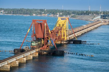 Hint Demiryolları yolcu treni tarihi geçişi, 2 km uzunluğunda Pamban deniz köprüsü.