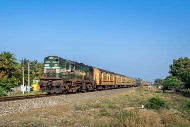Rameswaram, Tamil Nadu, Hindistan - 30 Ocak 2020: Tirupati treni Mandapam 'a yaklaşıyor.
