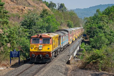 Sangameshwar, Maharashtra, Hindistan-26 Şubat 2018: Hint Demiryolları süper hızlı çift katlı klimalı ekspres tren Konan Köprüsü 'nden geçiyor.