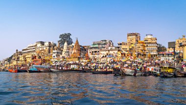 Varanasi, Uttar Pradesh, Hindistan - 22 Mart 2024: Hindistan 'ın yaşayan en eski şehirlerinden biri olan Varanasi' de Ganj Nehri 'nin renkli kıyıları.