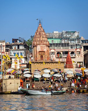 Varanasi 'deki Ganj Nehri' nin kıyısındaki Dashashwamedh ghat yakınlarındaki Prayag ghat 'taki antik tapınak..
