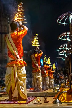 Hindistan 'ın yaşayan en eski şehirlerinden biri olan Varanasi' de Ganj nehrinin kıyısında Ganga aarti yapan rahipler..