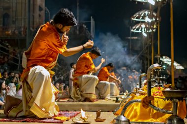 Hindistan 'ın yaşayan en eski şehirlerinden biri olan Varanasi' de Ganj nehrinin kıyısında Ganga aarti yapan rahipler..