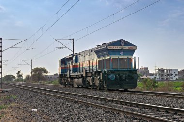 Pune, Maharashtra, Hindistan-11 Mayıs 2017: WDP-4 tek dizel lokomotif motoru şehrin dışındaki elektrikli demiryolu hattında hareket ediyor.