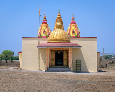 Kalamb, Yavatmal, Hindistan 'da açık mavi gökyüzü arka planına sahip ana şehrin dışındaki renkli tapınak..