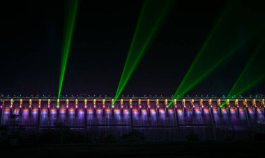 Sardar Sarovar Barajı 'nın binlerce LED ampulle aydınlatılmış gece görüntüsü, Hindistan' ın Kevadia kentindeki birlik heykeli yakınlarındaki turistik cazibe merkezi..