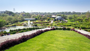 Birlik Heykeli, Kevadia, Gujrat, Hindistan yakınlarındaki büyük bahçeye bakın..