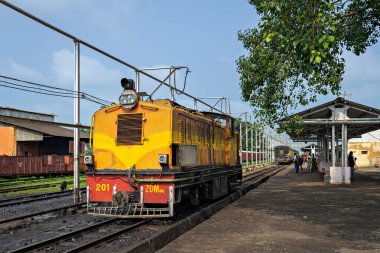 Nainpur, Madhya Pradesh- 14 Eylül 2014: Hindistan demiryolları, Nainpur 'daki küçük dar bir hat kavşağındaki görevini tamamladıktan sonra dinlenen dar ölçü lokomotifi ZDM4A.